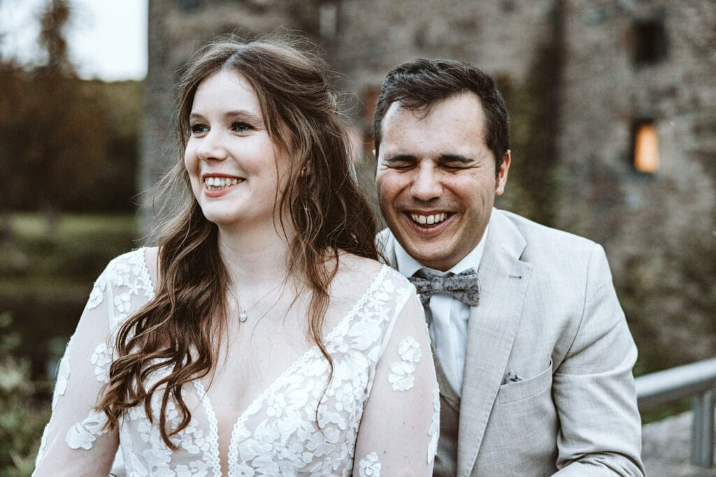 St. Marien Witten Hochzeitsfotograf - Bräutigam lacht sehr Stark zusammen mit Braut