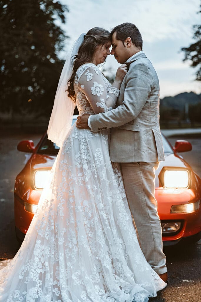 St. Marien Witten Hochzeitsfotograf - Brautpaar vor einem roten Auto