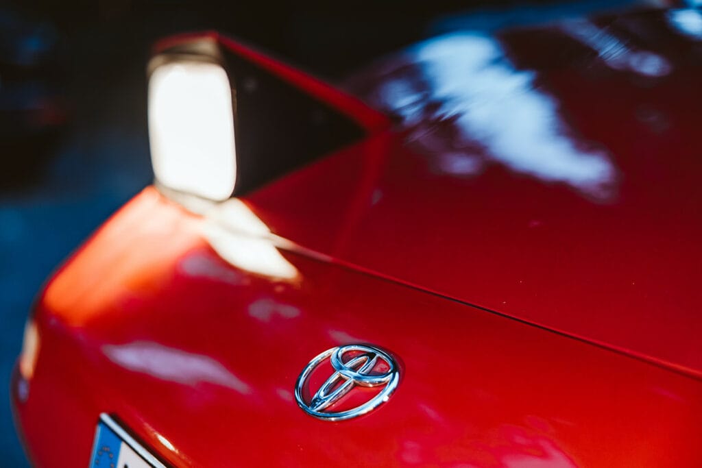 St. Marien Witten Hochzeitsfotograf - Rotes Auto mit Markensymbol