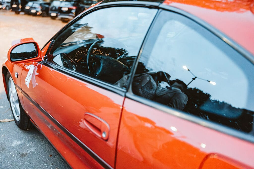 St. Marien Witten Hochzeitsfotograf - Rotes Auto im Profil