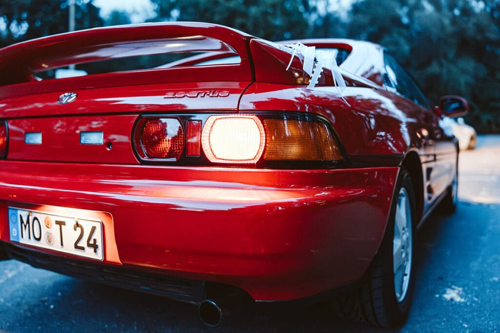 St. Marien Witten Hochzeitsfotograf - Rotes Auto von der Seite