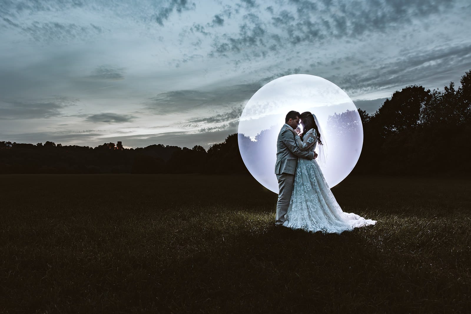 St. Marien Witten Hochzeitsfotograf - Lightpainting des Hochzeitspaars im Kreis