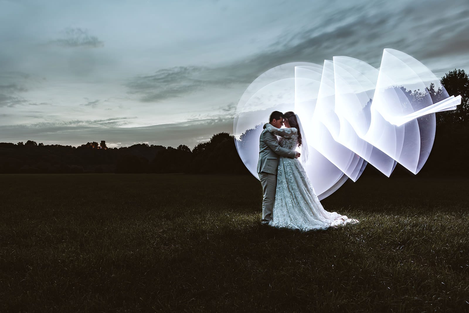 St. Marien Witten Hochzeitsfotograf - Lightpainting Hochzeitspaar mit Kreis und Silhouette nach ausen