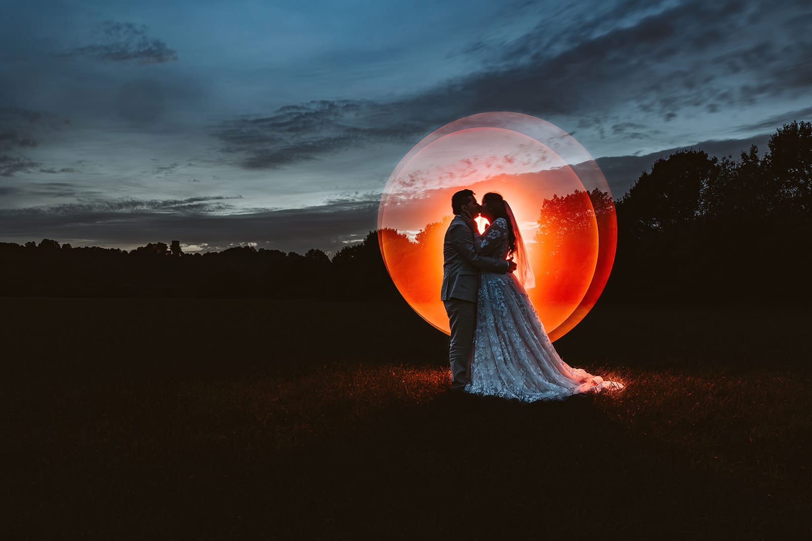St. Marien Witten Hochzeitsfotograf - Lightpainting Hochzeitspaar mit rotem Kreis