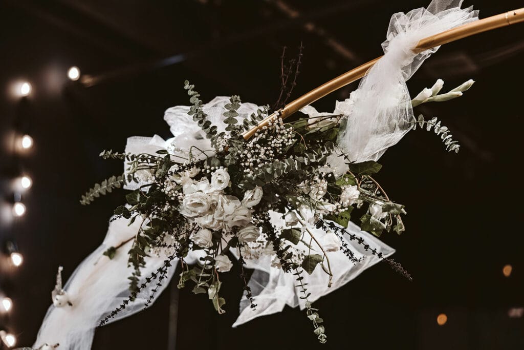 Theater Narrenschiff Unna Lindenbrauerei Kühlschiff Unna Hochzeitsfotograf - Schmuck Hochzeitsbogen im Theater aufgestellt