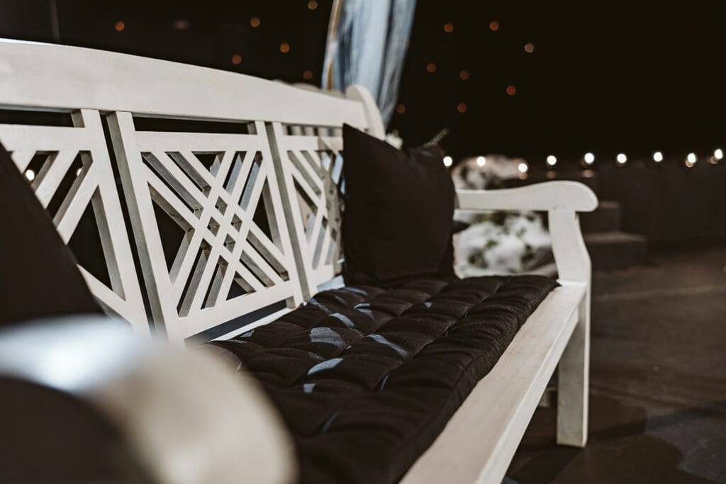 Theater Narrenschiff Unna Lindenbrauerei Kühlschiff Unna Hochzeitsfotograf - Holzbank in weißer Farbe mit schwarzen Kissen für die Eheschließung