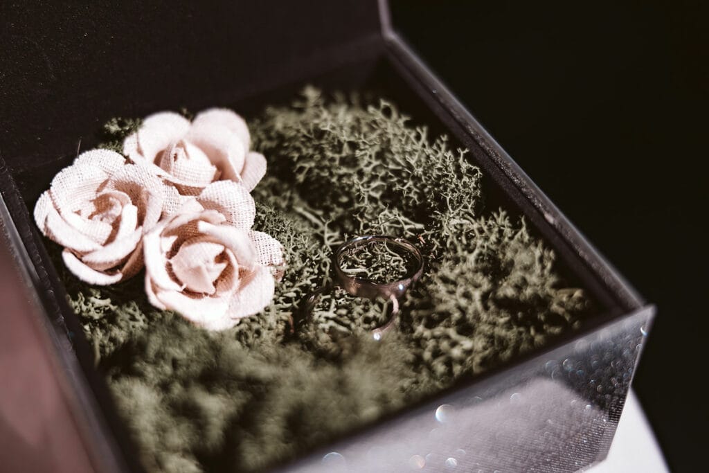 Theater Narrenschiff Unna Lindenbrauerei Kühlschiff Unna Hochzeitsfotograf - Hochzeitsringe auf Moos liegend