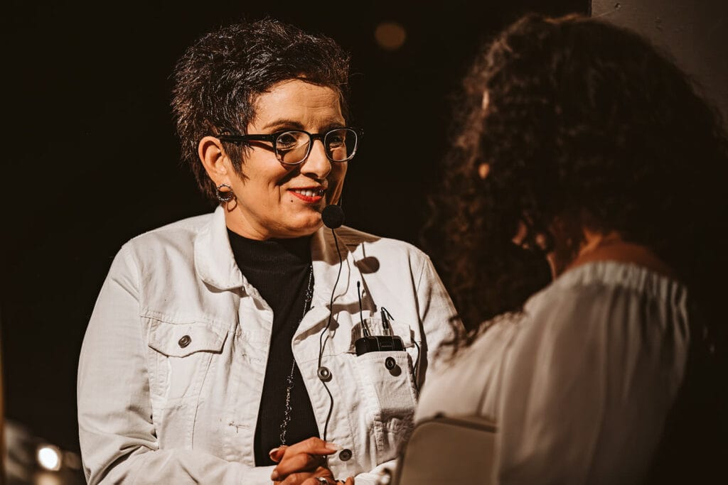 Theater Narrenschiff Unna Lindenbrauerei Kühlschiff Unna Hochzeitsfotograf - Traurednerin bereitet sich vor