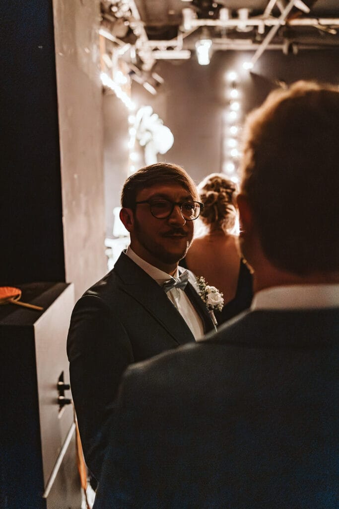 Theater Narrenschiff Unna Lindenbrauerei Kühlschiff Unna Hochzeitsfotograf - Hochzeitspaar hinter der Bühne aufgeregt vor dem Auftritt