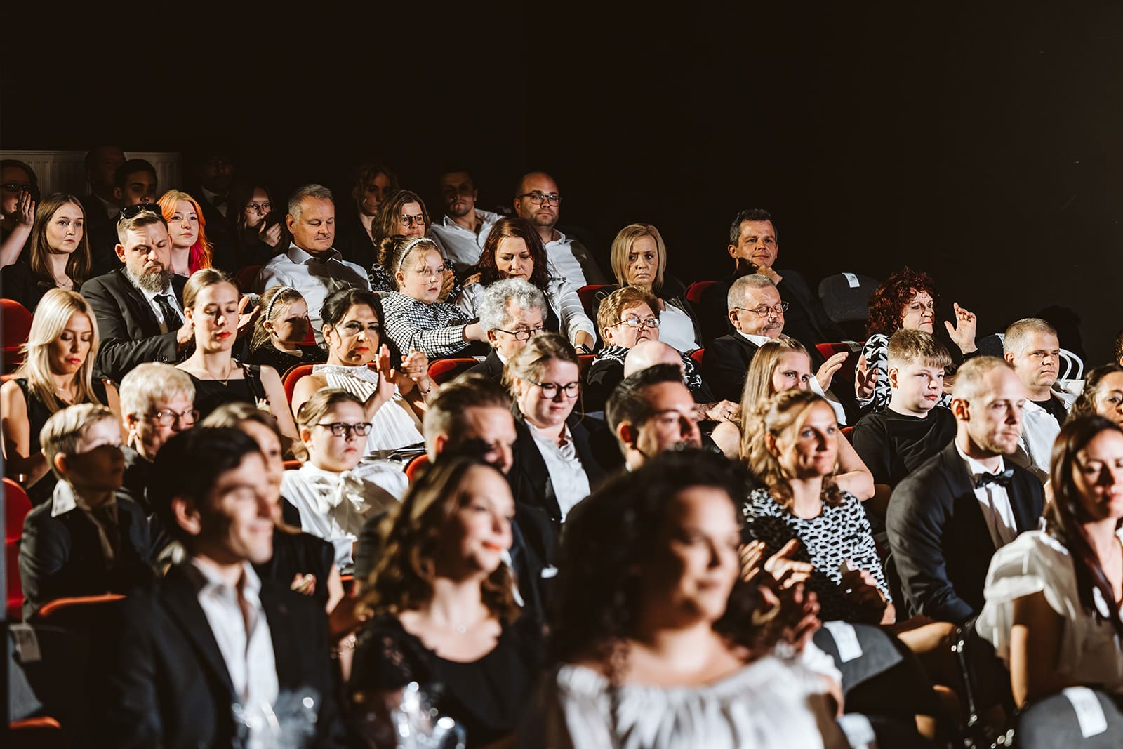Theater Narrenschiff Unna Lindenbrauerei Kühlschiff Unna Hochzeitsfotograf - Hochzeitsgäste sitzen auf den Sitzplätzen