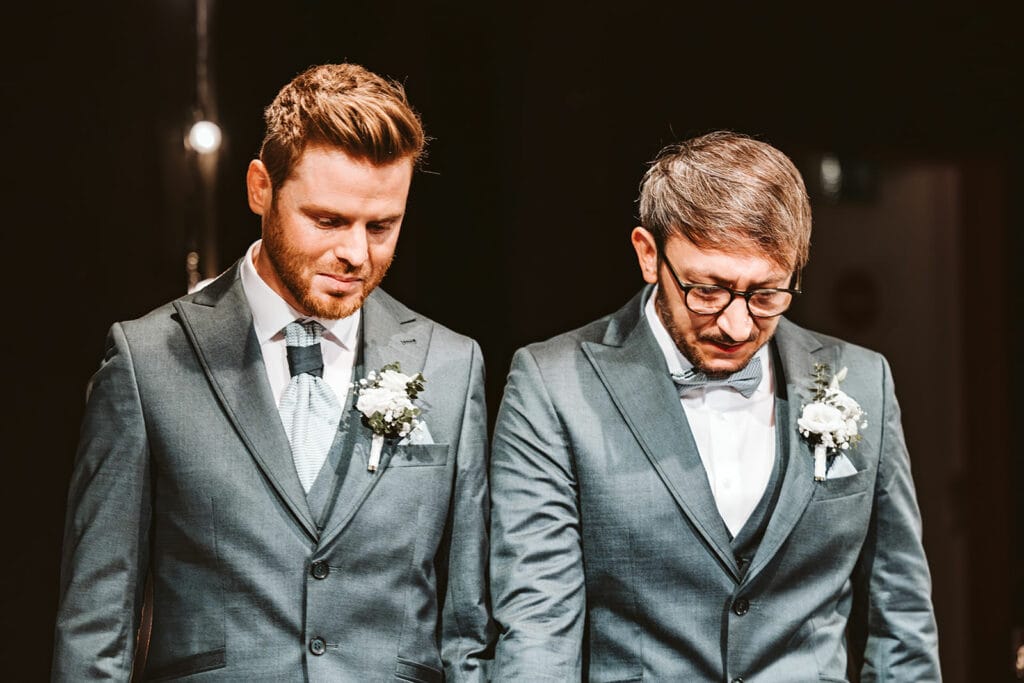 Theater Narrenschiff Unna Lindenbrauerei Kühlschiff Unna Hochzeitsfotograf - Hochzeitspaar in grünem Anzug betritt die Bühne Schwul homosexuell