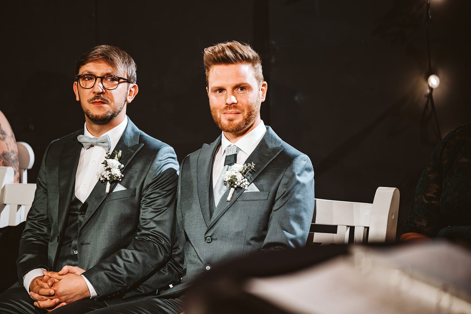 Theater Narrenschiff Unna Lindenbrauerei Kühlschiff Unna Hochzeitsfotograf - Gleichgeschlechtliches homosexuelles Hochzeitspaar schaut liebevoll in die Kamera