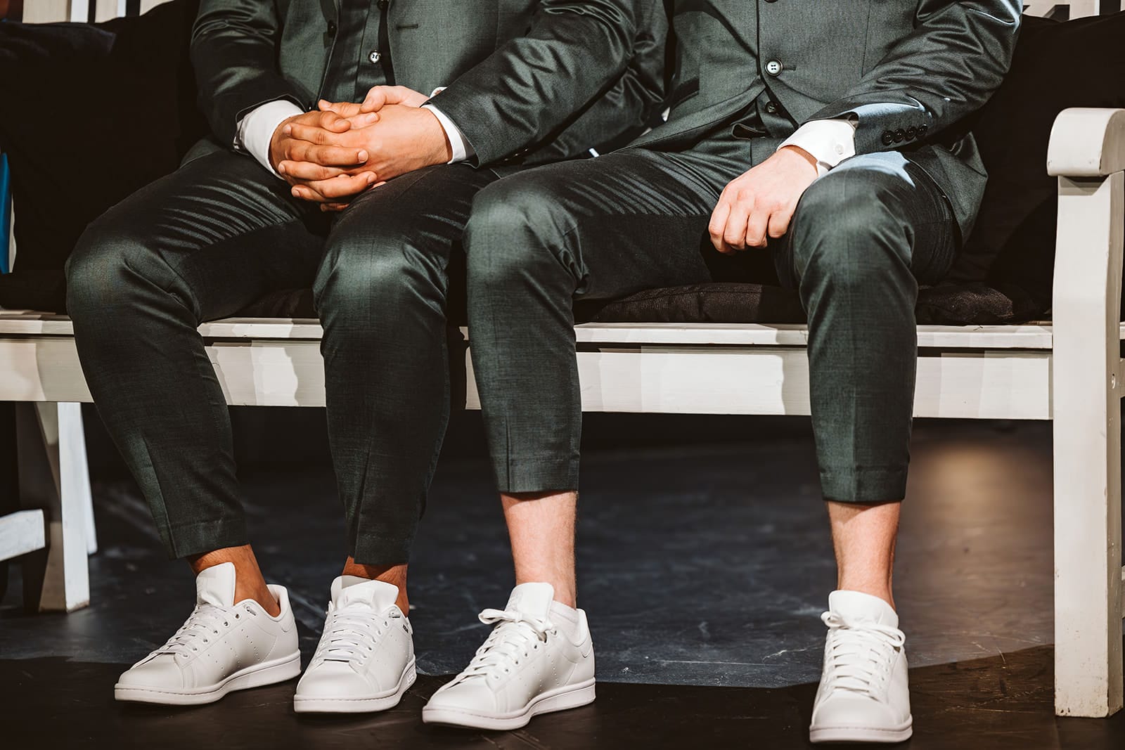 Theater Narrenschiff Unna Lindenbrauerei Kühlschiff Unna Hochzeitsfotograf - Hochzeitspaar mit zwei grünen Anzügen und weißen Sneaker