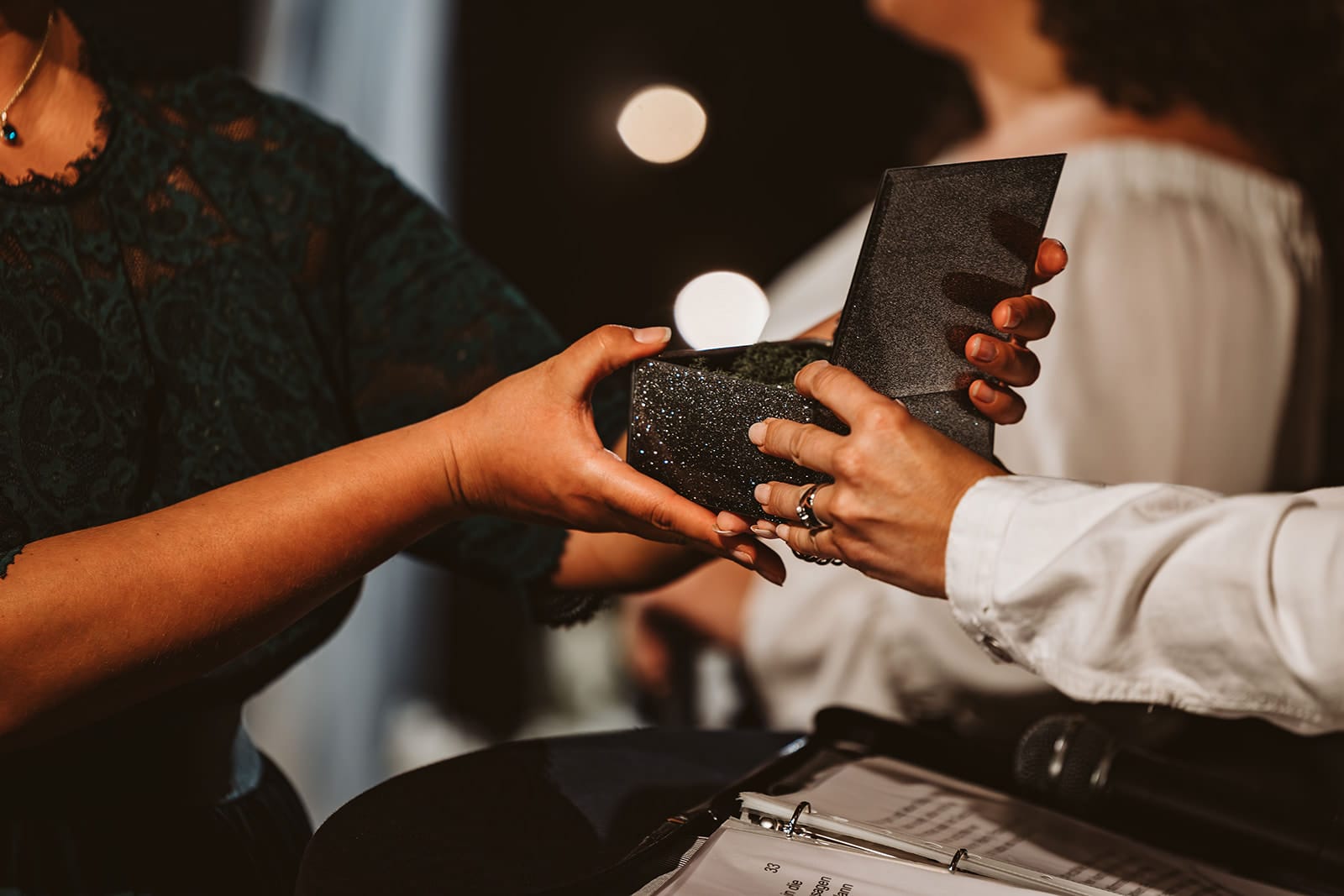 Theater Narrenschiff Unna Lindenbrauerei Kühlschiff Unna Hochzeitsfotograf - Übergabe der Hochzeitsringe