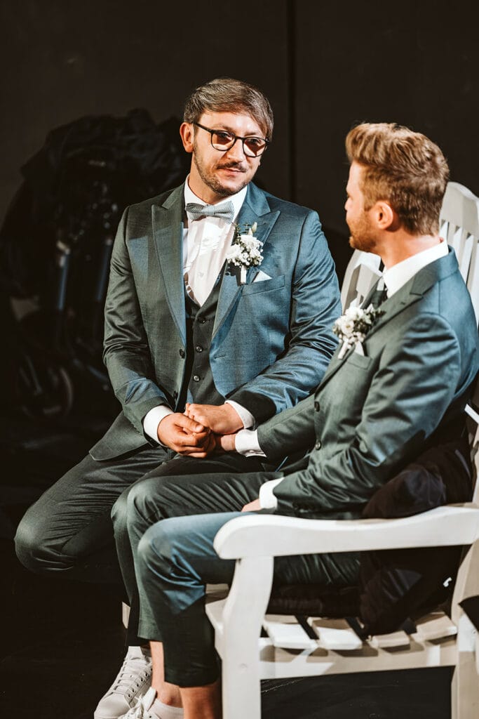 Theater Narrenschiff Unna Lindenbrauerei Kühlschiff Unna Hochzeitsfotograf - Gleichgeschlechtlicher Bräutigam hält Hand des anderen Bräutigams Schwul homosexuell