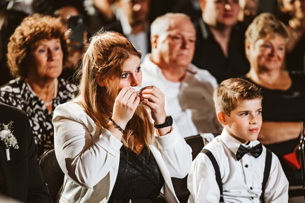 Theater Narrenschiff Unna Lindenbrauerei Kühlschiff Unna Hochzeitsfotograf - Trauzeugin weint wischt sich die Tränen ab
