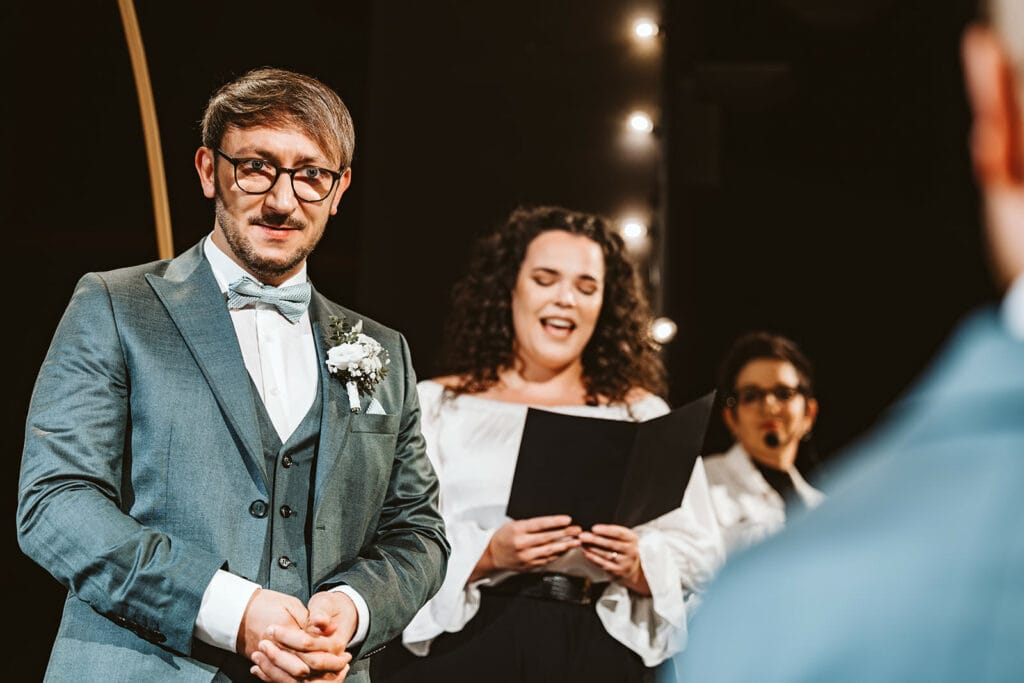 Theater Narrenschiff Unna Lindenbrauerei Kühlschiff Unna Hochzeitsfotograf - Schwuler homosexueller gleichgeschlechtlicher Bräutigam singt für seinen Partner auf der bühne