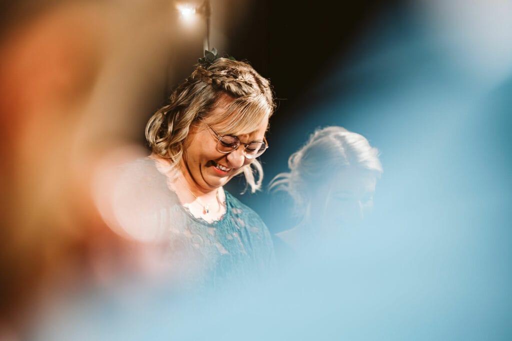 Theater Narrenschiff Unna Lindenbrauerei Kühlschiff Unna Hochzeitsfotograf - Trauzeugin weint und lacht zugleich bei ihrer Rede zur Hochzeit