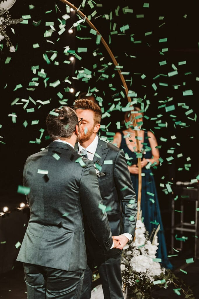 Theater Narrenschiff Unna Lindenbrauerei Kühlschiff Unna Hochzeitsfotograf - Konfetti regnet von oben herab auf Ehepaar schwul homosexuell gleichgeschlechtlich