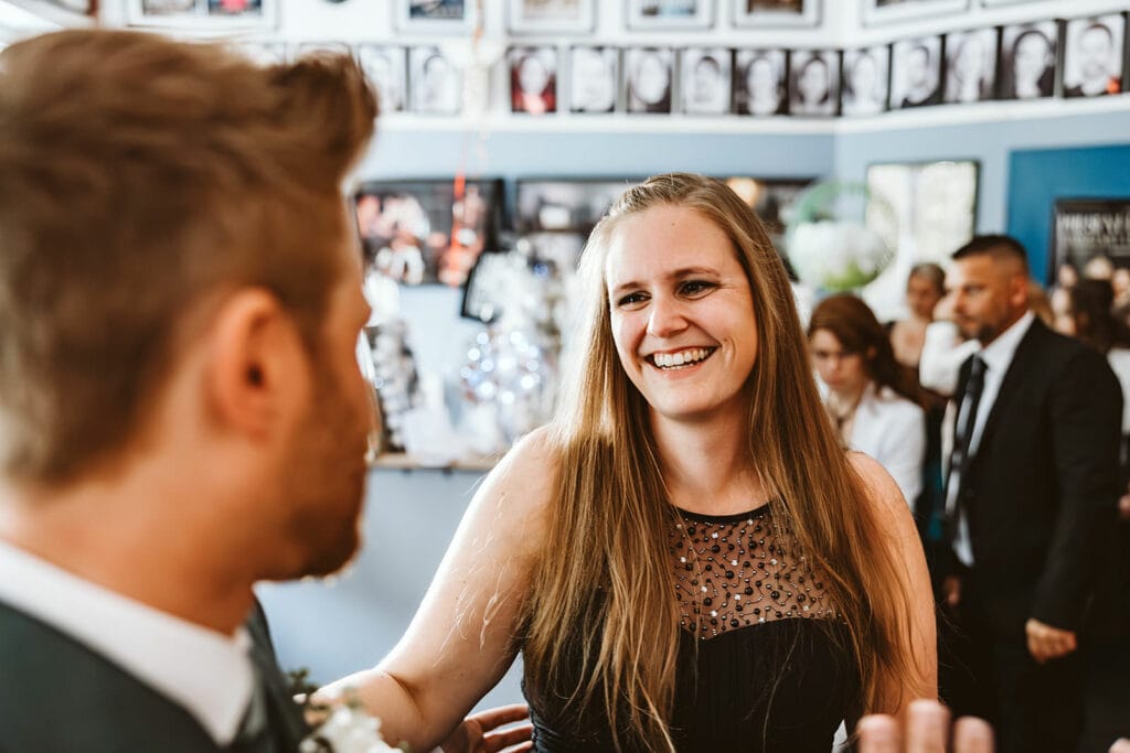 Theater Narrenschiff Unna Lindenbrauerei Kühlschiff Unna Hochzeitsfotograf - Junge Frau Hochzeitsgast beglückwünscht gratuliert Bräutigam zur Ehe