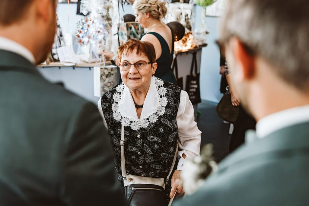 Theater Narrenschiff Unna Lindenbrauerei Kühlschiff Unna Hochzeitsfotograf - Oma gratuliert gleichgeschlechtlichem homosexuellen schwulen Ehepaar nach der Hochzeit