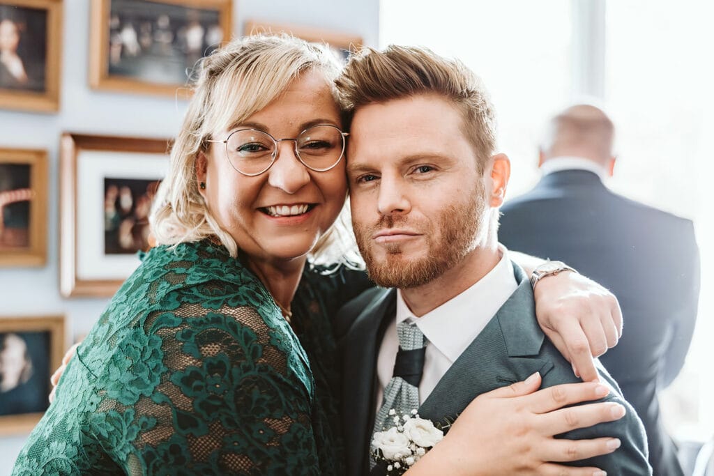 Theater Narrenschiff Unna Lindenbrauerei Kühlschiff Unna Hochzeitsfotograf - Trauzeugin gratuliert Ehepaar zur Eheschließung