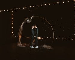 Theater Narrenschiff Unna Lindenbrauerei Kühlschiff Unna Hochzeitsfotograf - Brautpaar-Session unter dem Traubogen mit Blitz und Lichtern