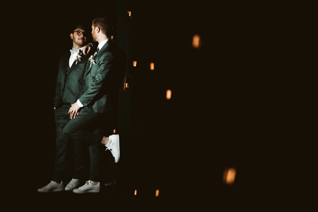 Theater Narrenschiff Unna Lindenbrauerei Kühlschiff Unna Hochzeitsfotograf - Kleine orangene Punkte belichten Hochzeitspaar