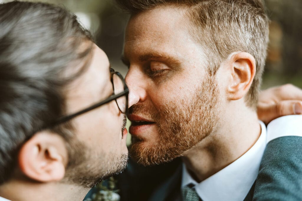 Theater Narrenschiff Unna Lindenbrauerei Kühlschiff Unna Hochzeitsfotograf - Zwei Männer küssen sich schwules Hochzeitspaar homosexuell schwul