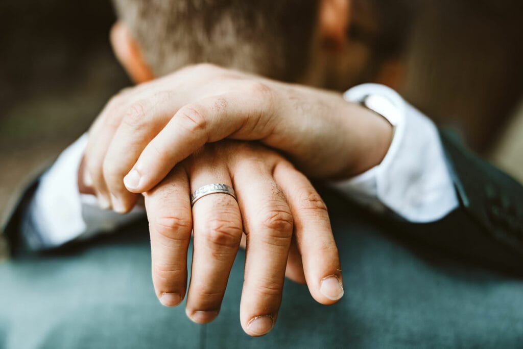 Theater Narrenschiff Unna Lindenbrauerei Kühlschiff Unna Hochzeitsfotograf - Trauring eines Hochzeitspartners im Detail zu sehen