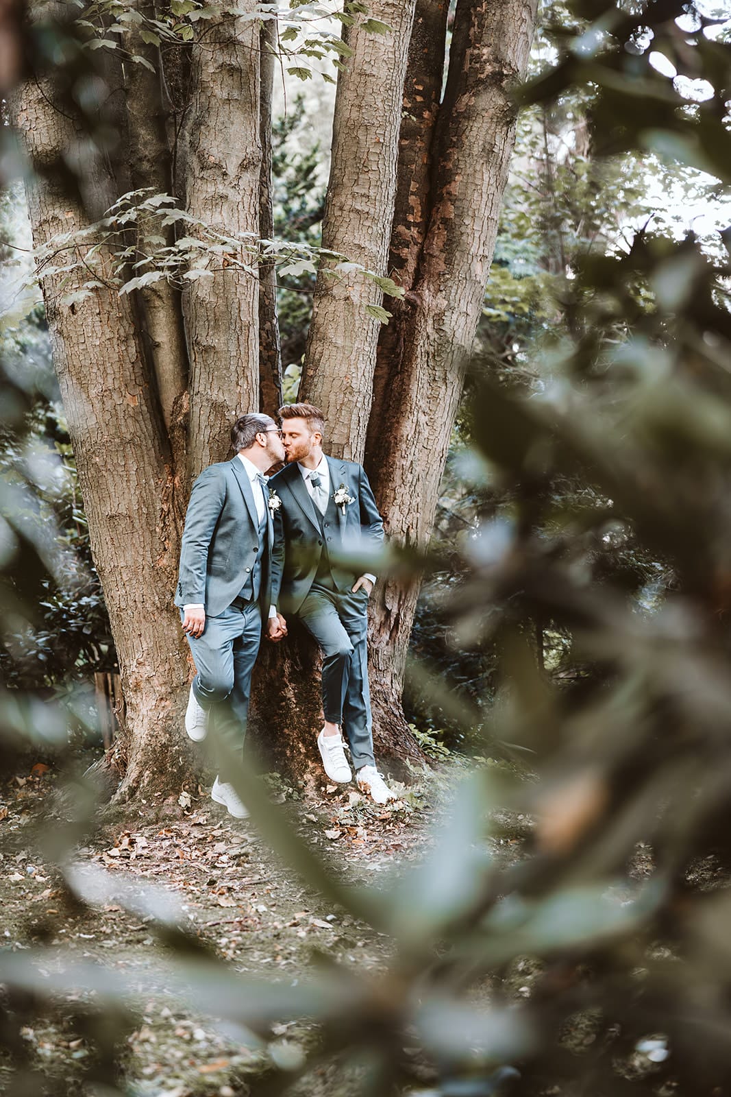 Theater Narrenschiff Unna Lindenbrauerei Kühlschiff Unna Hochzeitsfotograf - Schwules homosexuelles gleichgeschlechtliches Ehepaar küsst sich unter den Bäumen