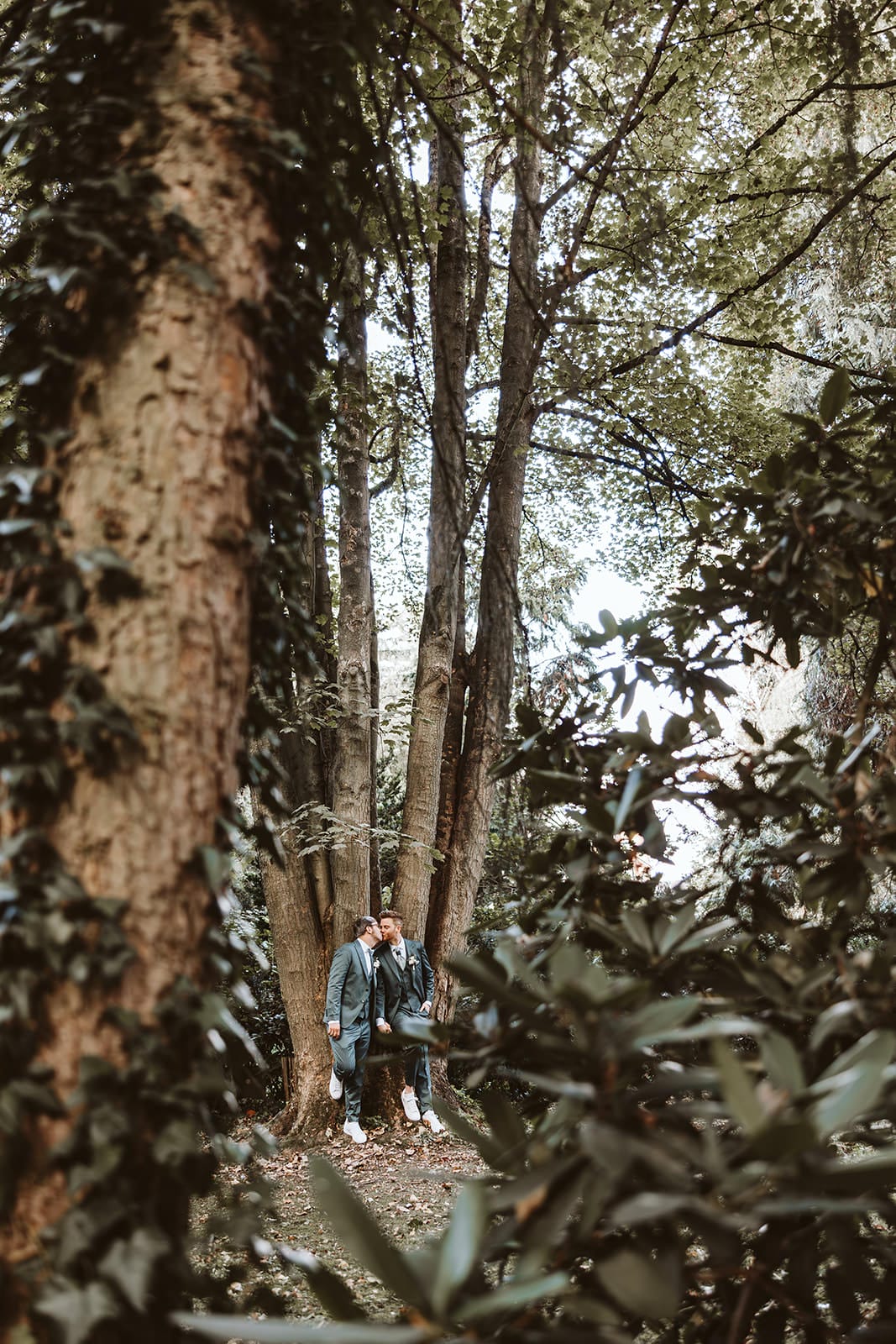 Theater Narrenschiff Unna Lindenbrauerei Kühlschiff Unna Hochzeitsfotograf - Ehepaar in der Nähe des Baumstamms umgeben von Grün