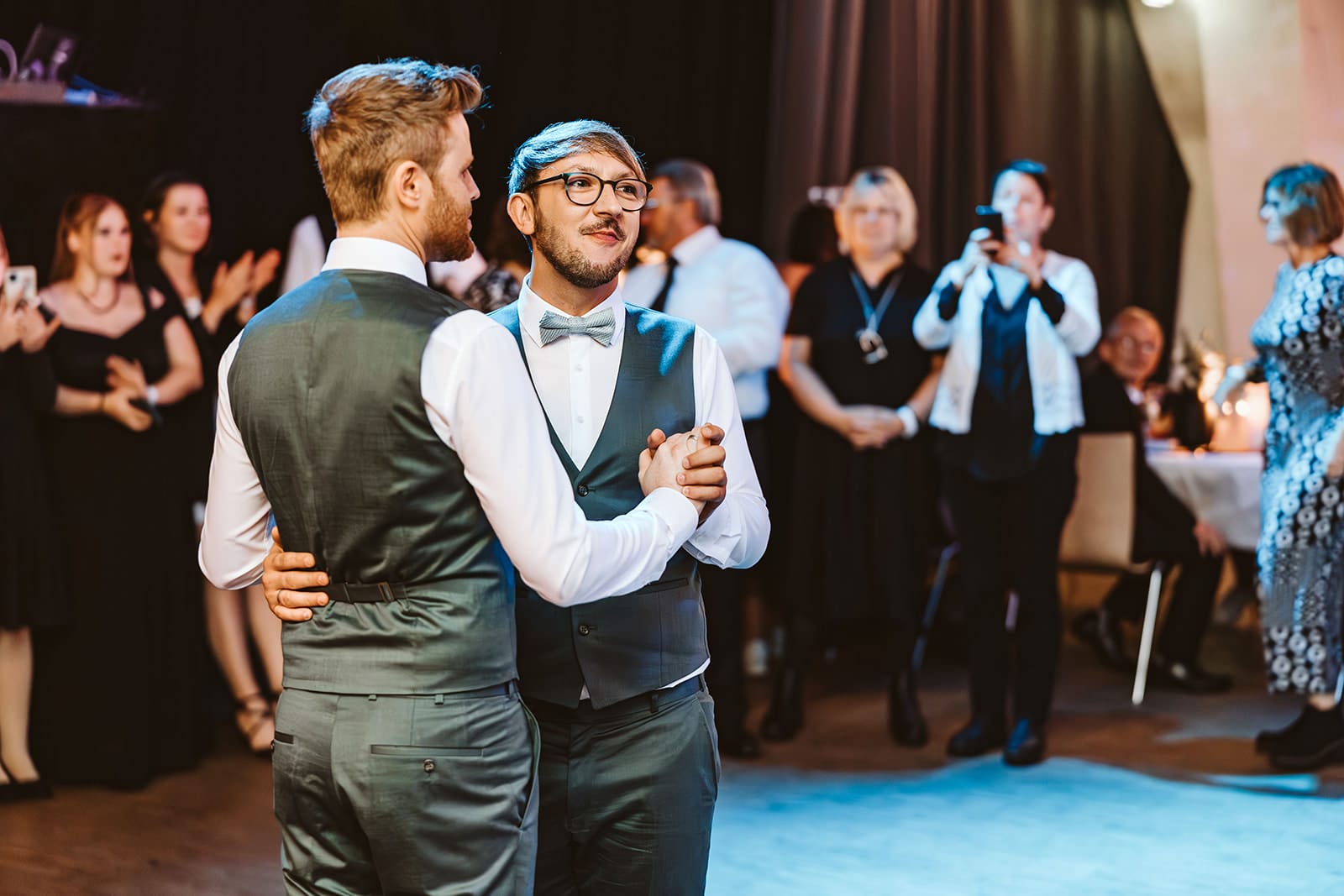 Theater Narrenschiff Unna Lindenbrauerei Kühlschiff Unna Hochzeitsfotograf - Hochzeitstanz Beginn des schwulen homosexuellen gleichgeschlechtlichen Ehepaars