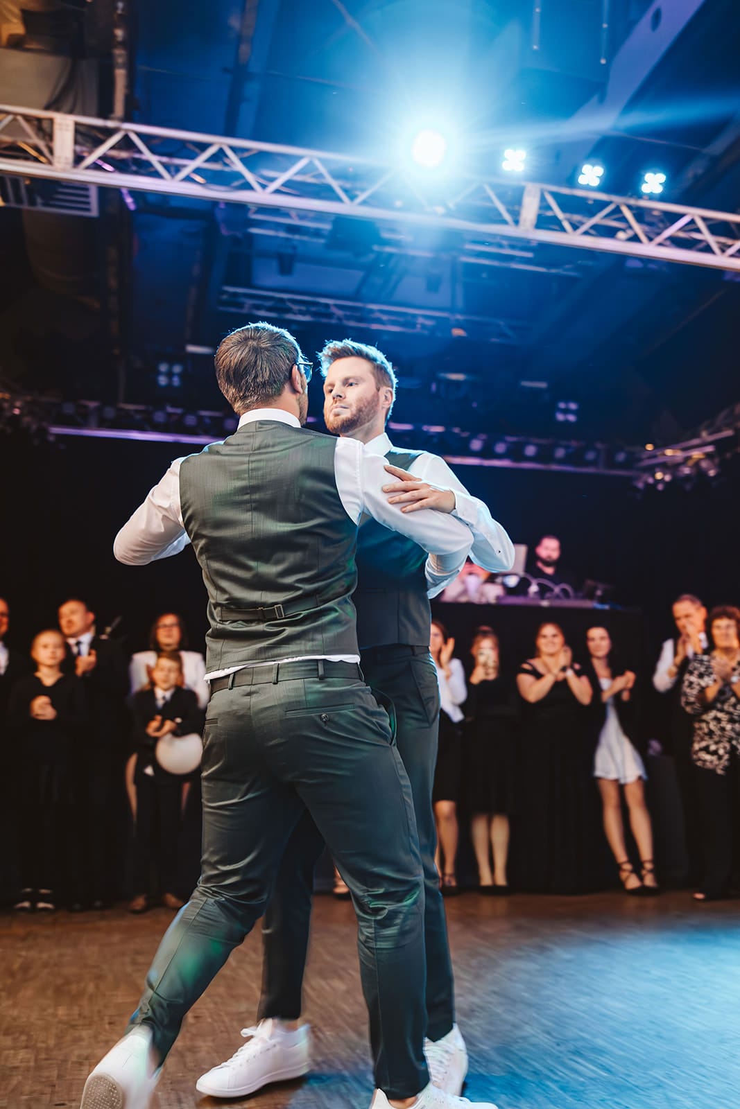 Theater Narrenschiff Unna Lindenbrauerei Kühlschiff Unna Hochzeitsfotograf - Tanz-Moves und Tanzschritte des Hochzeitspaars