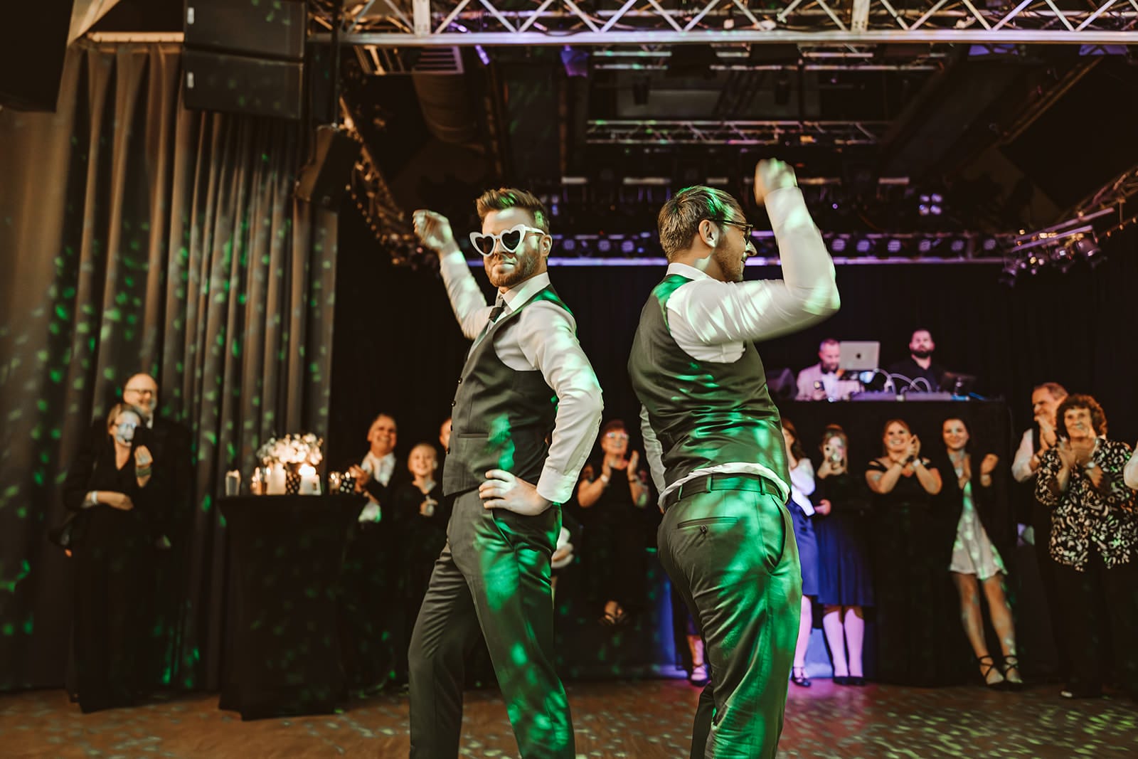 Theater Narrenschiff Unna Lindenbrauerei Kühlschiff Unna Hochzeitsfotograf - Schwules, Homosexuelles, gleichgeschlechtliches Hochzeitspaar verkleidet für Hochzeitstanz