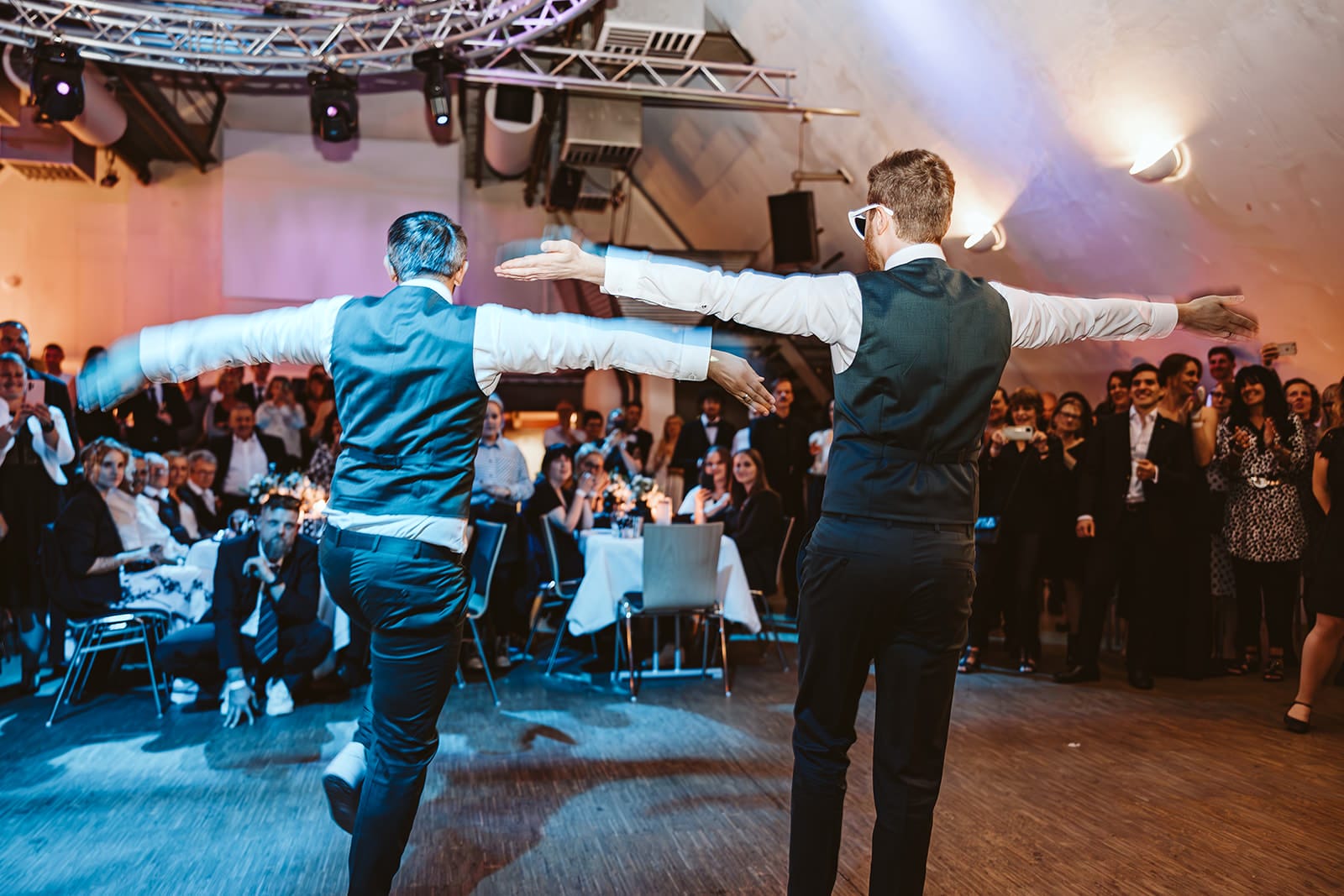 Theater Narrenschiff Unna Lindenbrauerei Kühlschiff Unna Hochzeitsfotograf - Showact Choreographie Hochzeitstanz des schwulen homosexuellen gleichgeschlechtlichen Ehepaars