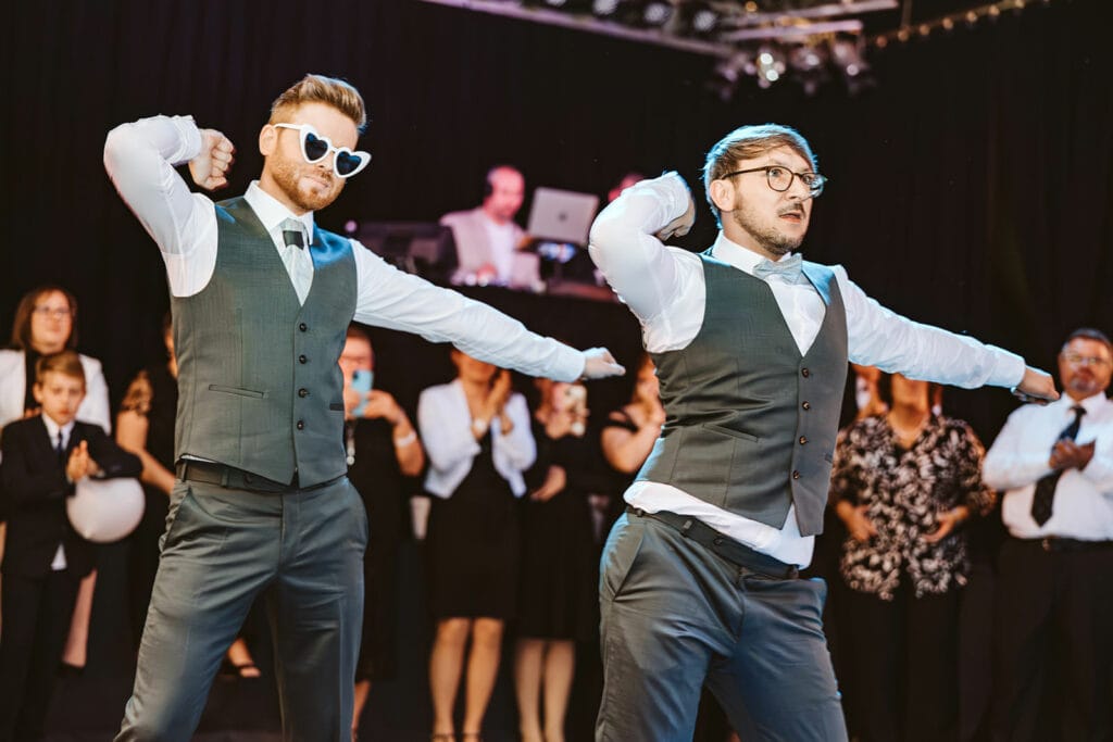 Theater Narrenschiff Unna Lindenbrauerei Kühlschiff Unna Hochzeitsfotograf - Hochzeitstanz Choreographie gegenüber Hochzeitsgästen