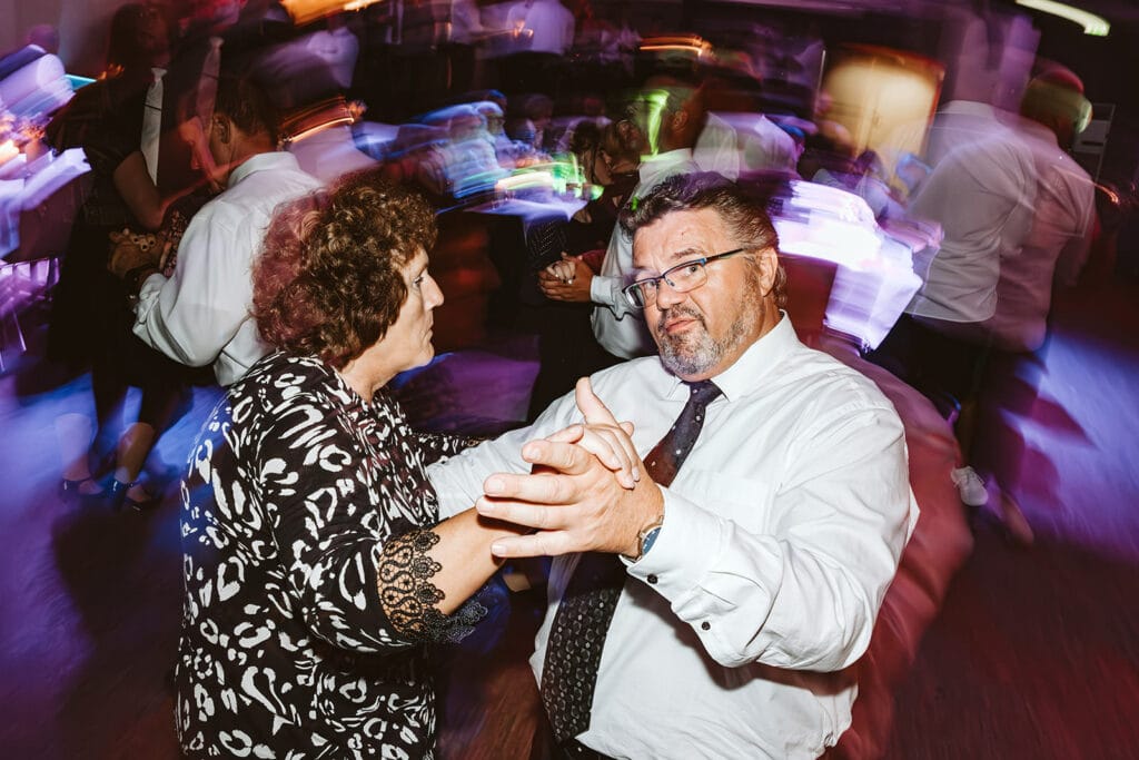 Theater Narrenschiff Unna Lindenbrauerei Kühlschiff Unna Hochzeitsfotograf - Hochzeitsgäste starten die Hochzeitsparty