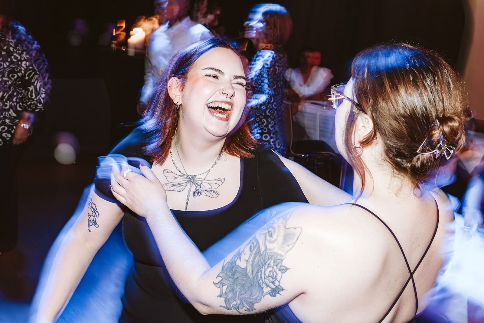 Theater Narrenschiff Unna Lindenbrauerei Kühlschiff Unna Hochzeitsfotograf - Zwei junge Frauen haben Spaß auf Hochzeitsparty