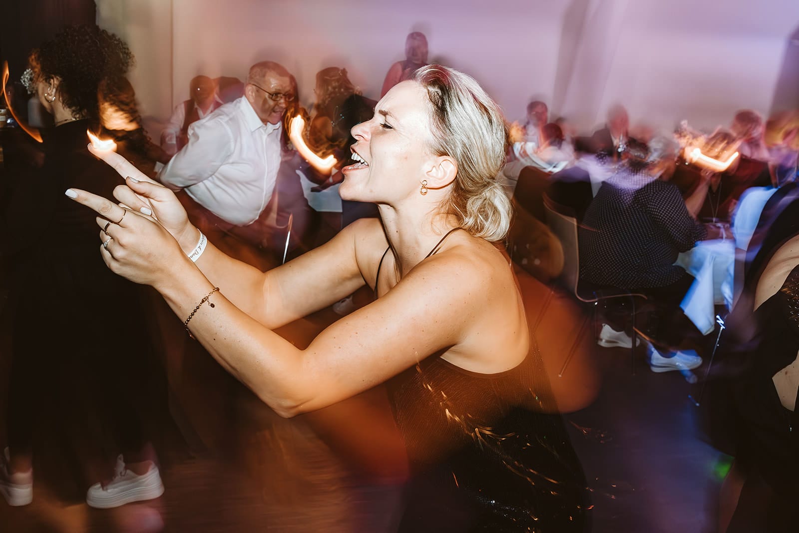 Theater Narrenschiff Unna Lindenbrauerei Kühlschiff Unna Hochzeitsfotograf - Hochzeitsgast weiblich feiert Hochzeitsparty und hat Spaß