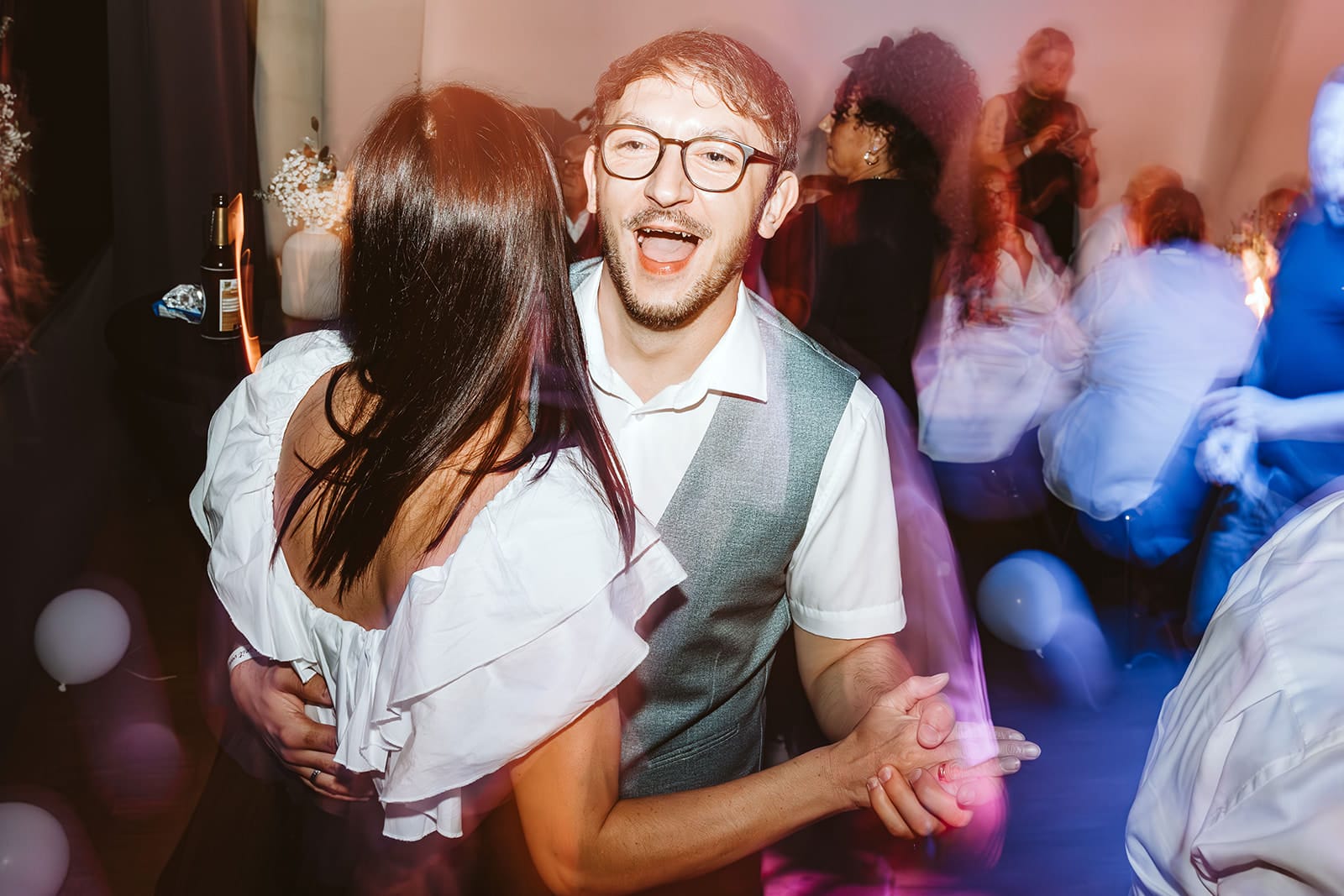 Theater Narrenschiff Unna Lindenbrauerei Kühlschiff Unna Hochzeitsfotograf - Bräutigam tanzt mit einer Frau auf Hochzeitsparty