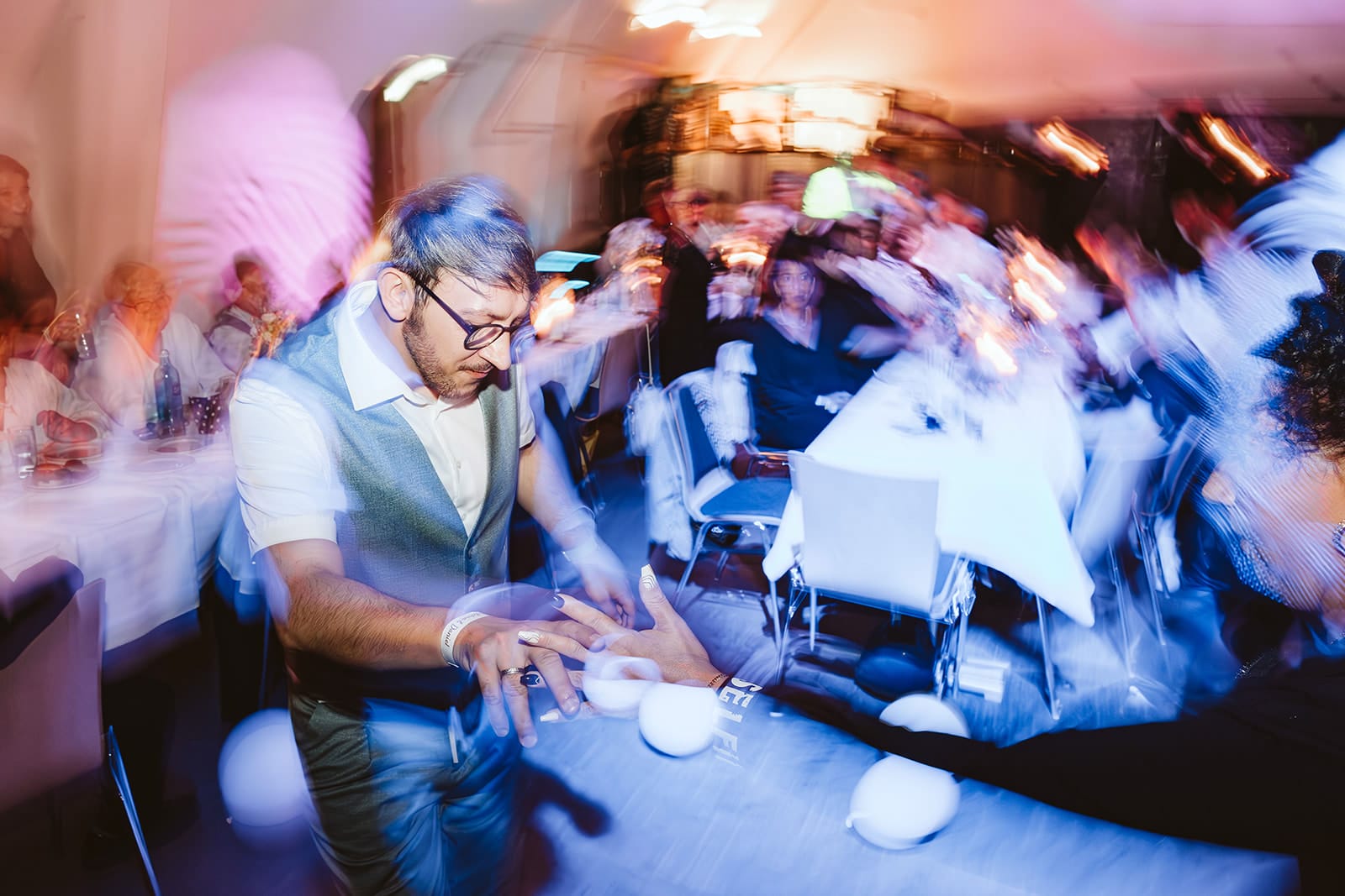 Theater Narrenschiff Unna Lindenbrauerei Kühlschiff Unna Hochzeitsfotograf - Bräutigam auf der eigenen Hochzeitsparty am Feiern