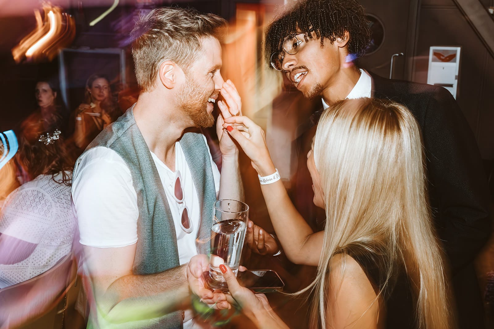 Theater Narrenschiff Unna Lindenbrauerei Kühlschiff Unna Hochzeitsfotograf - Bräutigam schwul homosexuell gleichgeschlechtlich hat Spaß auf seiner eigenen Hochzeitsparty