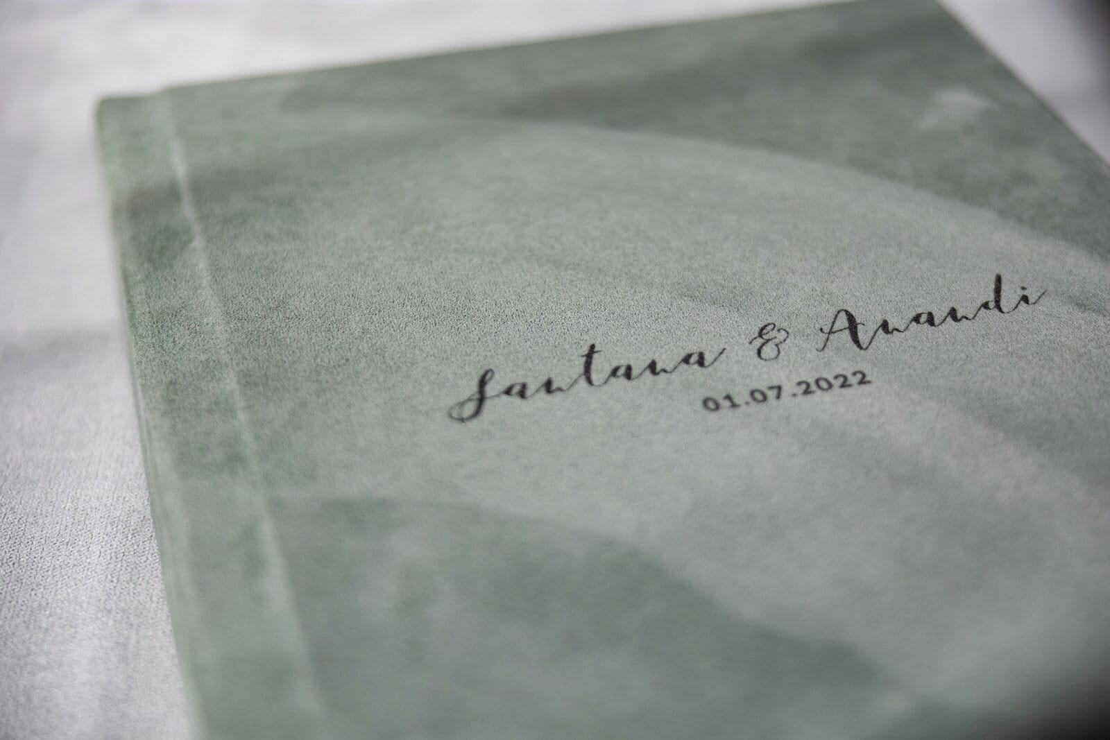 Hochzeit Heiraten Hochzeitsfotograf Dominik Neugebauer - Hochzeitsalbum Aufschrift mit Laser-Gravur in Forest Green Farbe