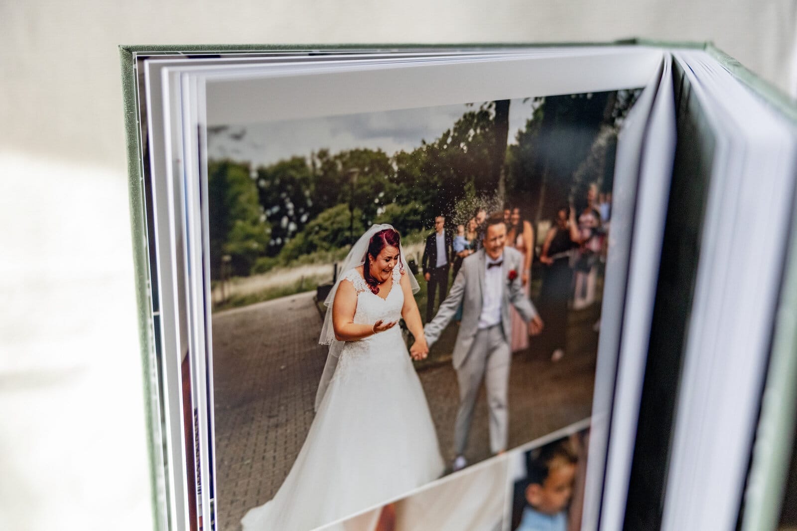 Hochzeit Heiraten Hochzeitsfotograf Dominik Neugebauer - Hochzeitsalbum Hochzeitspaar hält Händchen