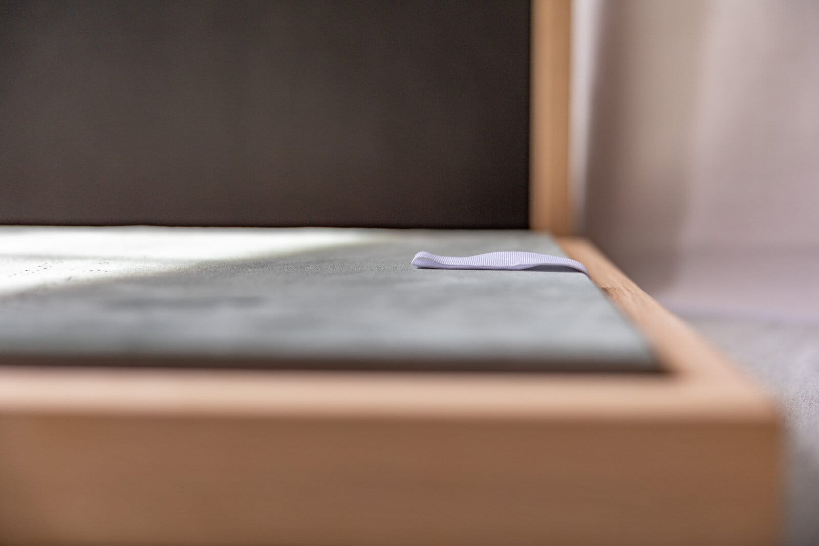 Hochzeit Heiraten Hochzeitsfotograf Dominik Neugebauer - Hochzeitsalbum Holzbox mit Einlade, in dem Album liegt