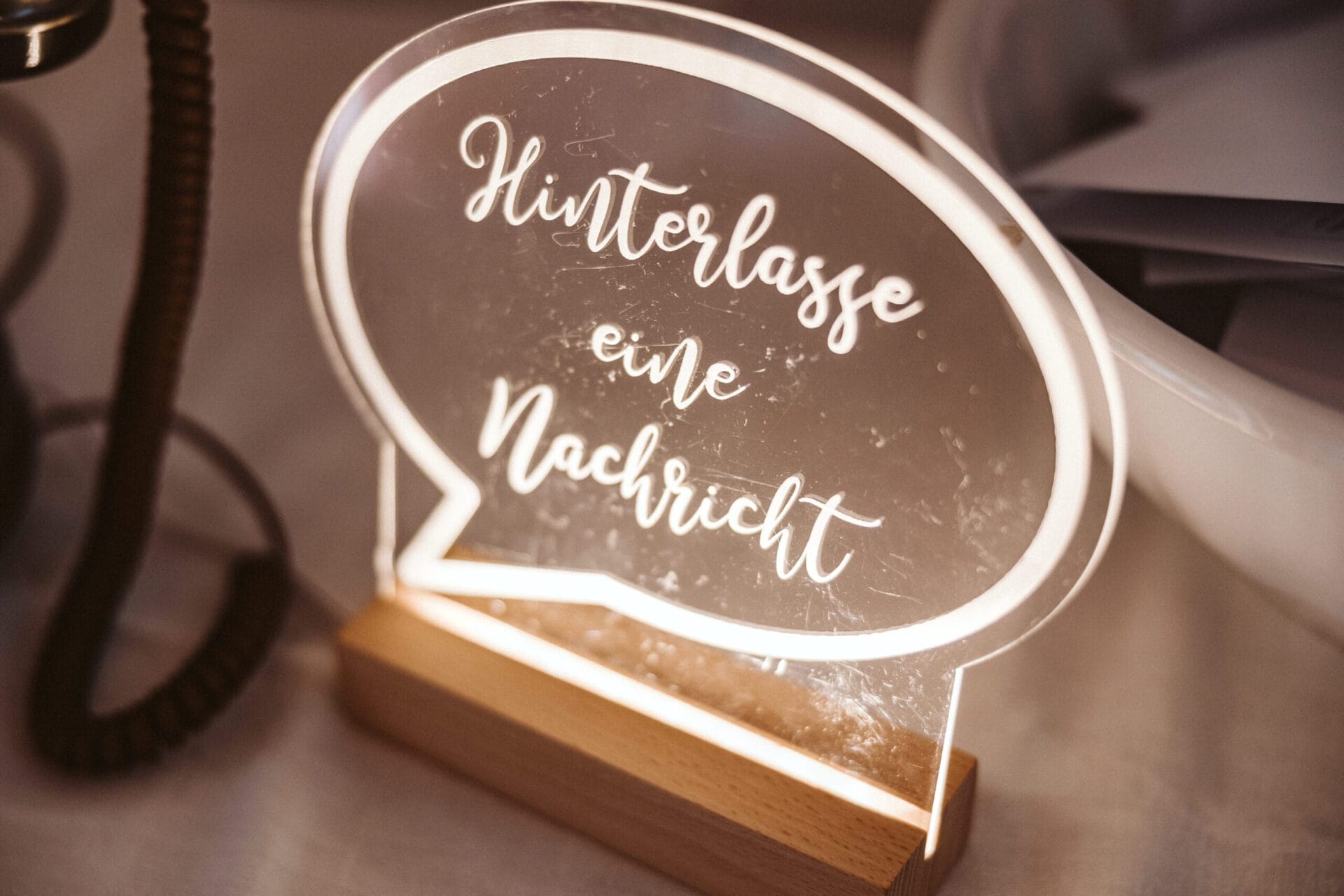 Hochzeit Heiraten Hochzeitsfotograf Dominik Neugebauer - Telefongästebuch Little Woody Hinterlasse eine Nachricht Aufsteller mit LED