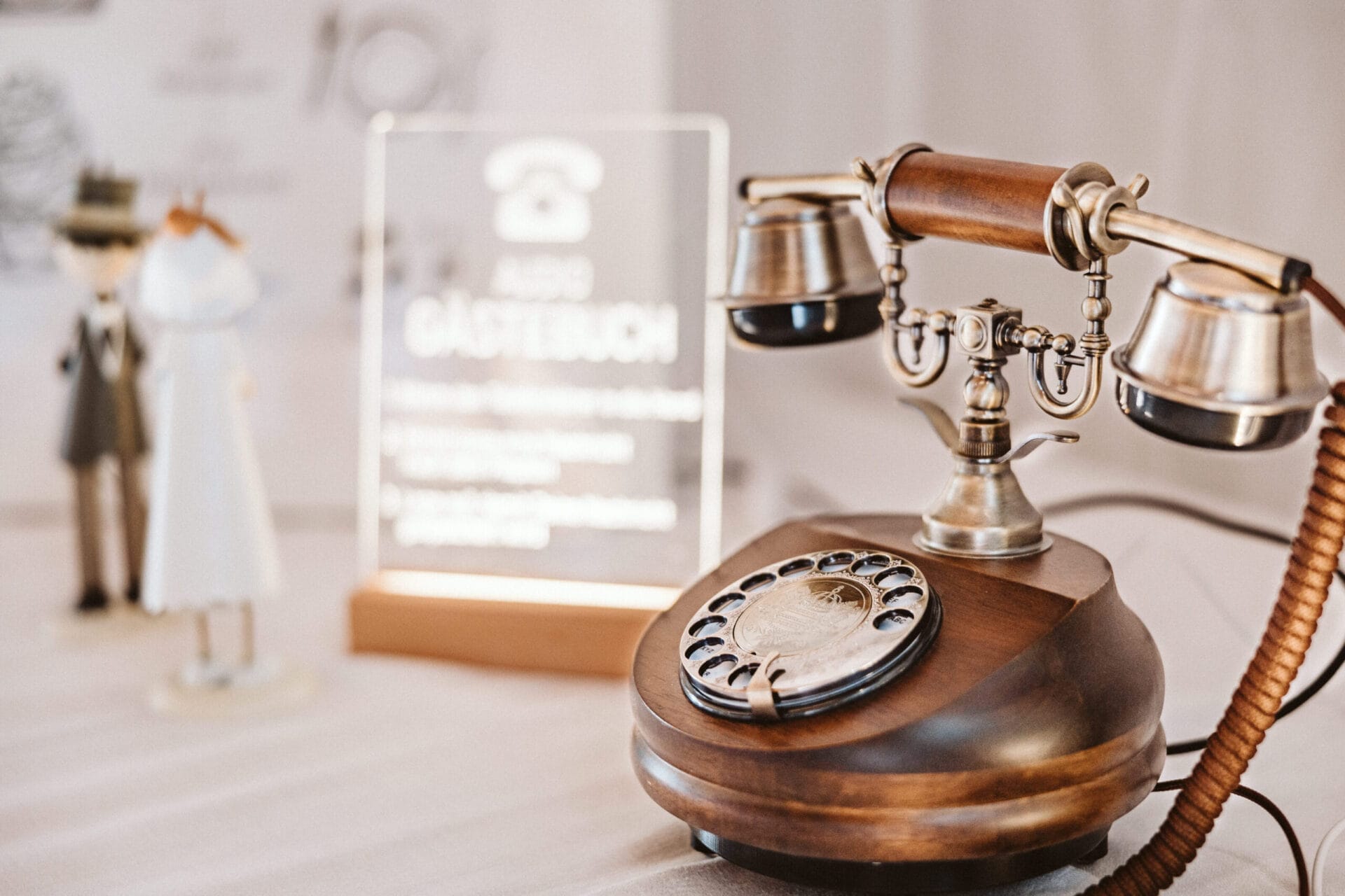 Hochzeit Heiraten Hochzeitsfotograf Dominik Neugebauer - Telefongästebuch Little Woody von der Seite fotografiert