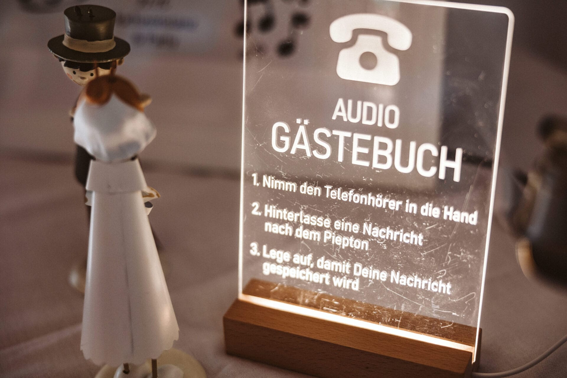 Hochzeit Heiraten Hochzeitsfotograf Dominik Neugebauer - Telefongästebuch Little Woody Aufsteller mit Audio Gästebuch und weiteren Instruktionen