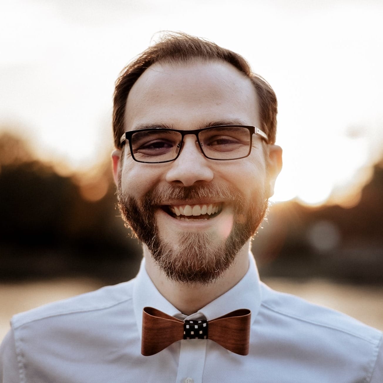 Hochzeit Heiraten Hochzeitsfotograf Dominik Neugebauer - Profilbild Fotograf mit Holzfliege und weißem Hemd sowie Brille